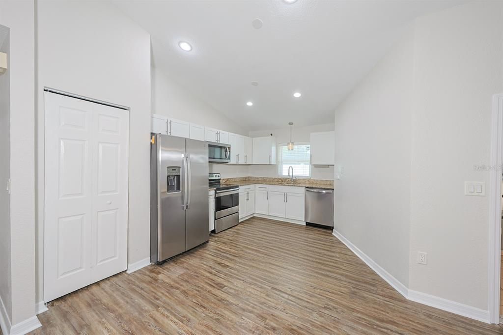 Под контрактом: $275,000 (3 спален, 2 ванн, 1369 Квадратных фут)