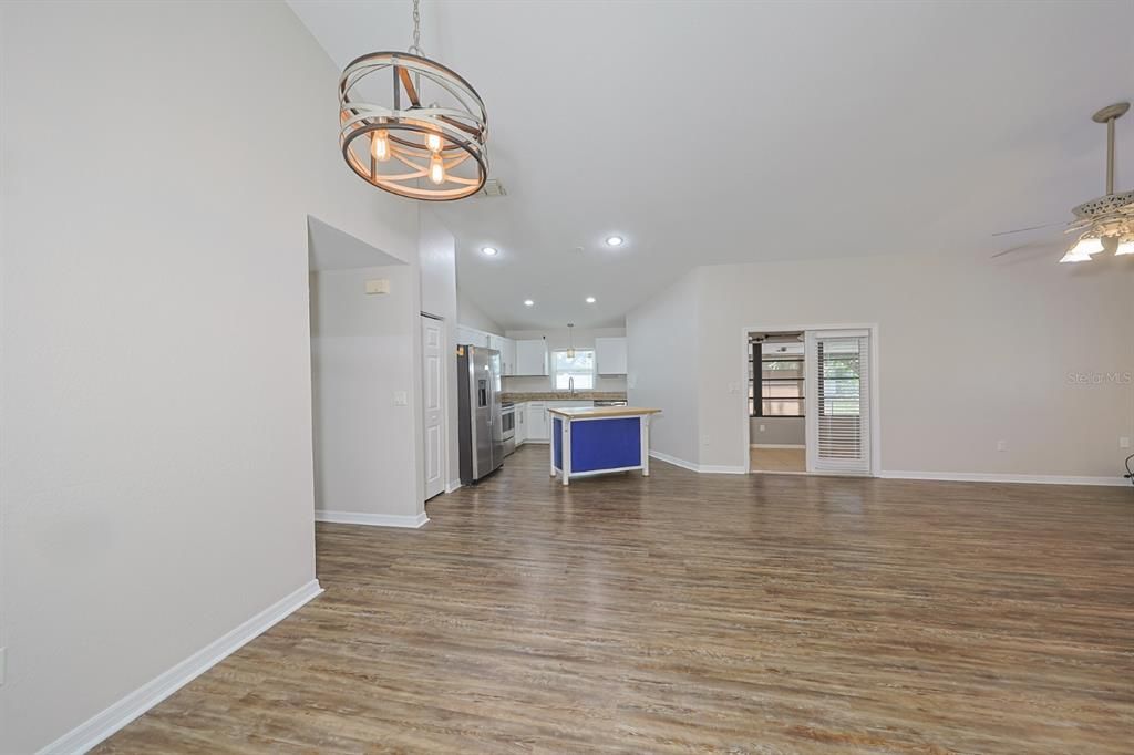 Под контрактом: $275,000 (3 спален, 2 ванн, 1369 Квадратных фут)