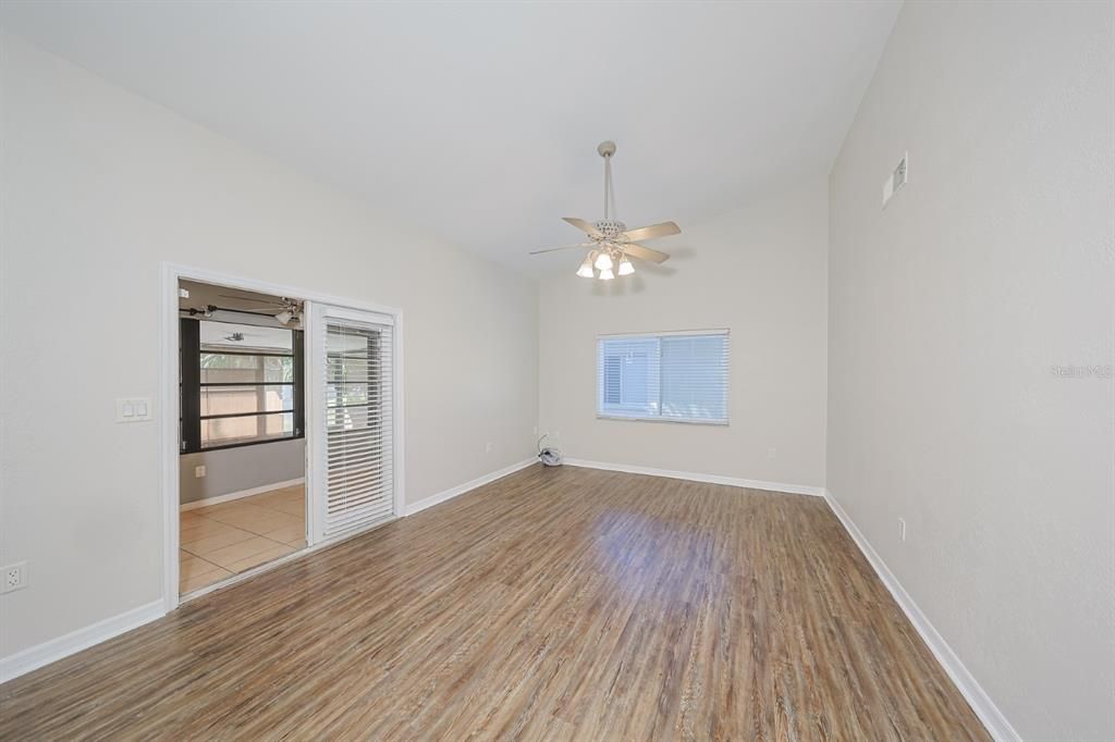 Под контрактом: $275,000 (3 спален, 2 ванн, 1369 Квадратных фут)