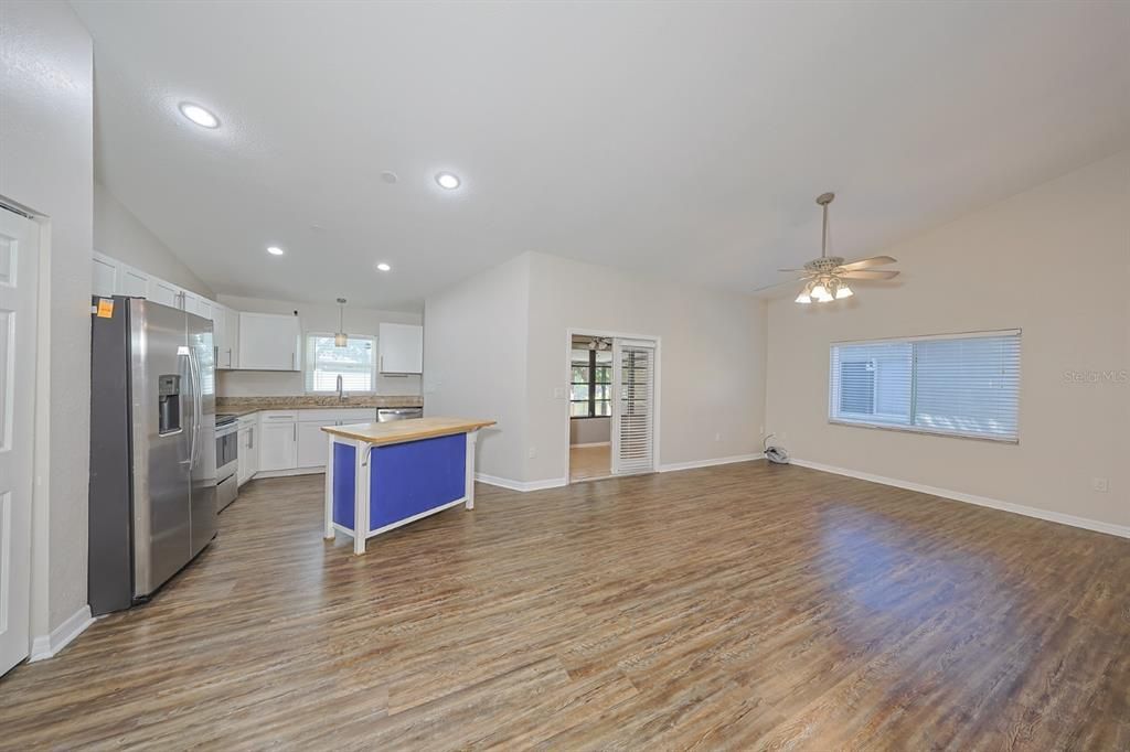 Под контрактом: $275,000 (3 спален, 2 ванн, 1369 Квадратных фут)