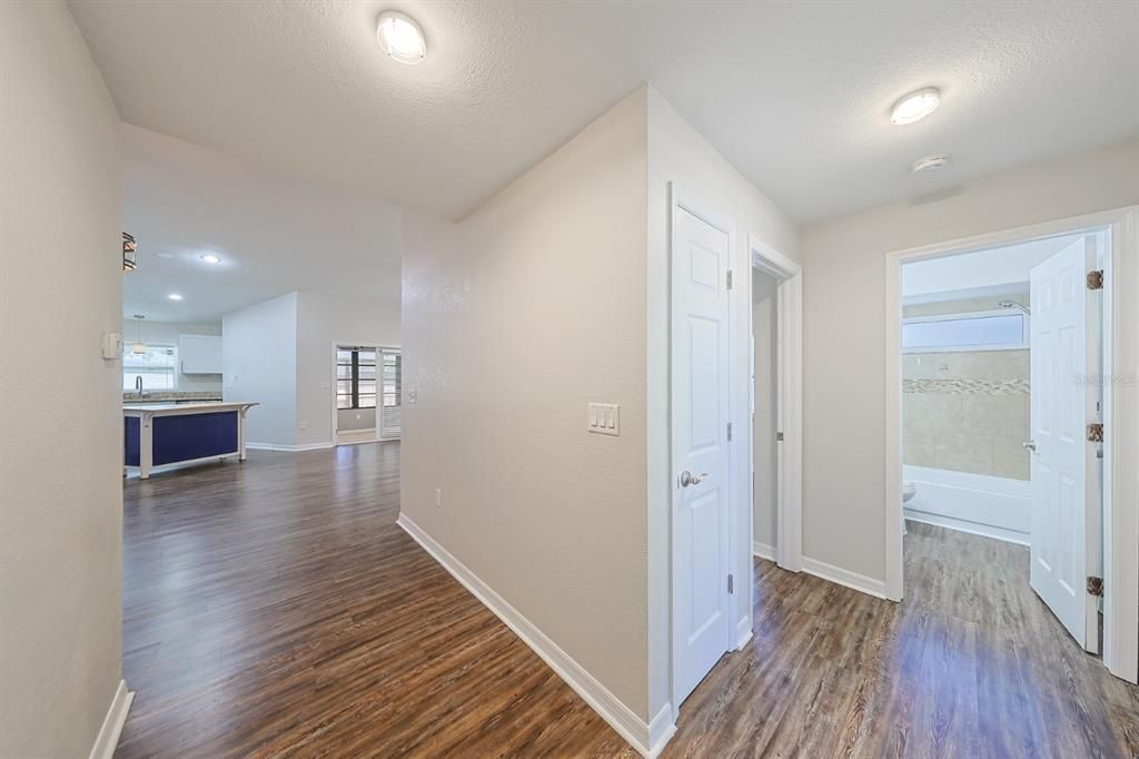 Под контрактом: $275,000 (3 спален, 2 ванн, 1369 Квадратных фут)