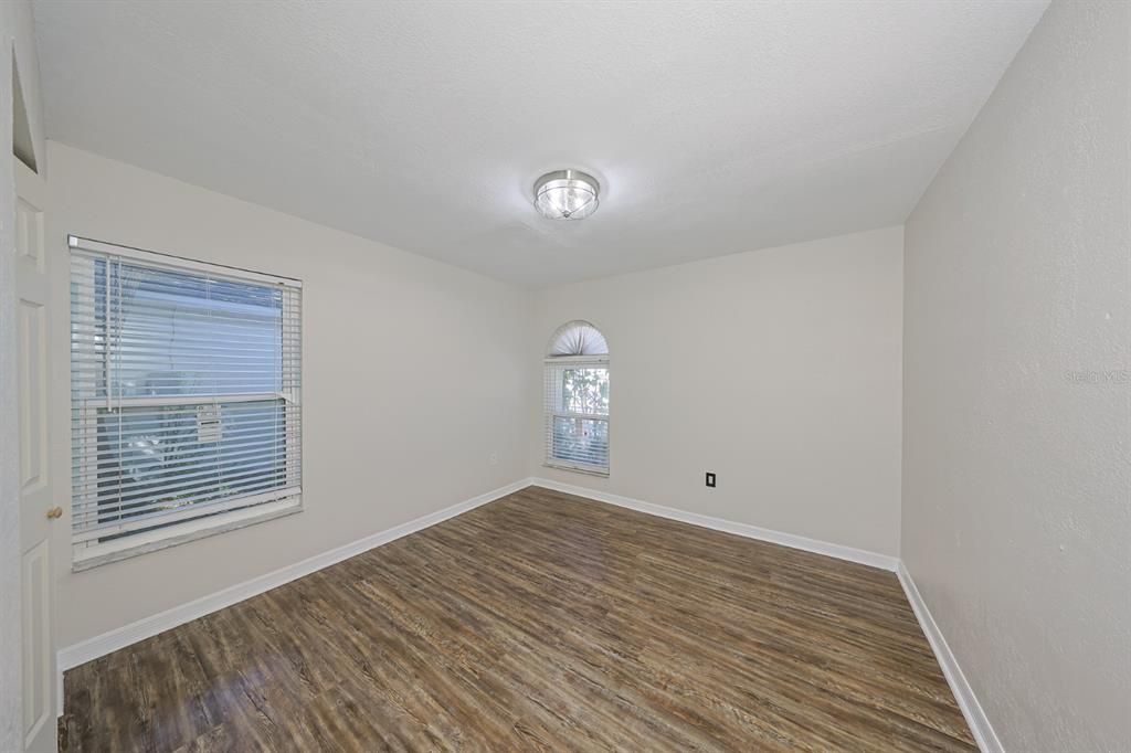 Под контрактом: $275,000 (3 спален, 2 ванн, 1369 Квадратных фут)