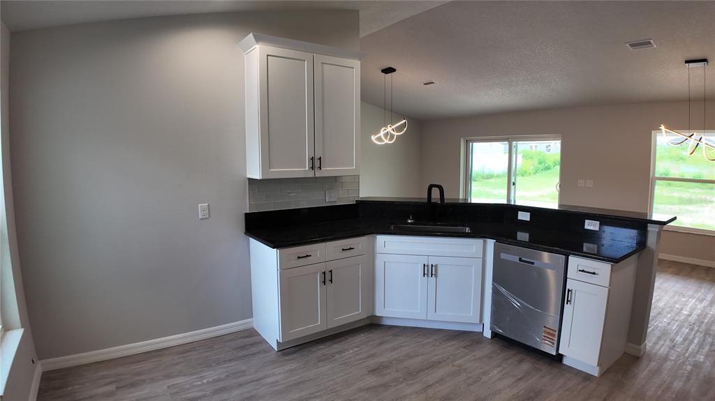 For Rent: $2,100 (4 beds, 2 baths, 1573 Square Feet)