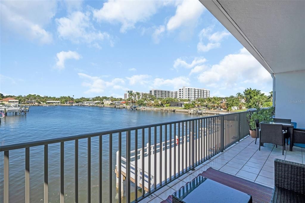 For Sale: $309,999 (2 beds, 2 baths, 1035 Square Feet)