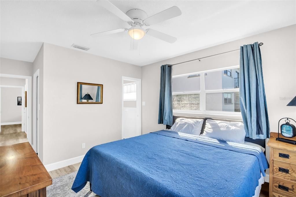 For Sale: $309,999 (2 beds, 2 baths, 1035 Square Feet)