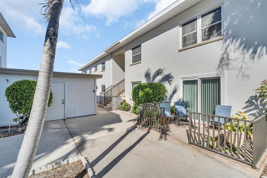 For Sale: $309,999 (2 beds, 2 baths, 1035 Square Feet)