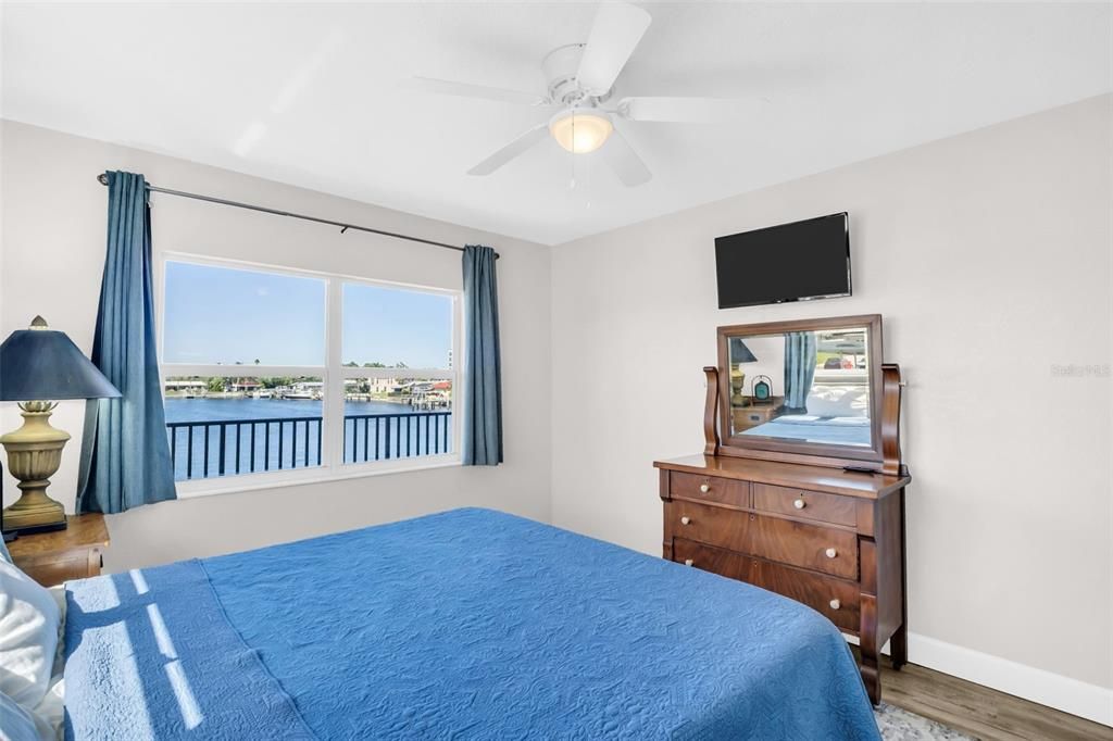 For Sale: $309,999 (2 beds, 2 baths, 1035 Square Feet)