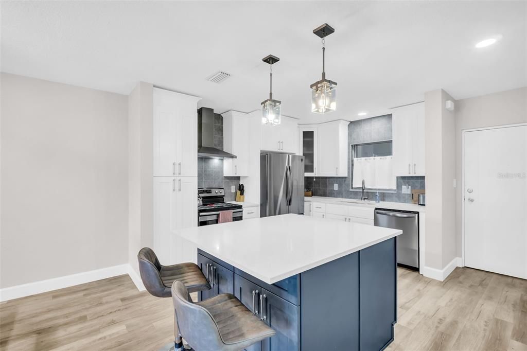 For Sale: $309,999 (2 beds, 2 baths, 1035 Square Feet)