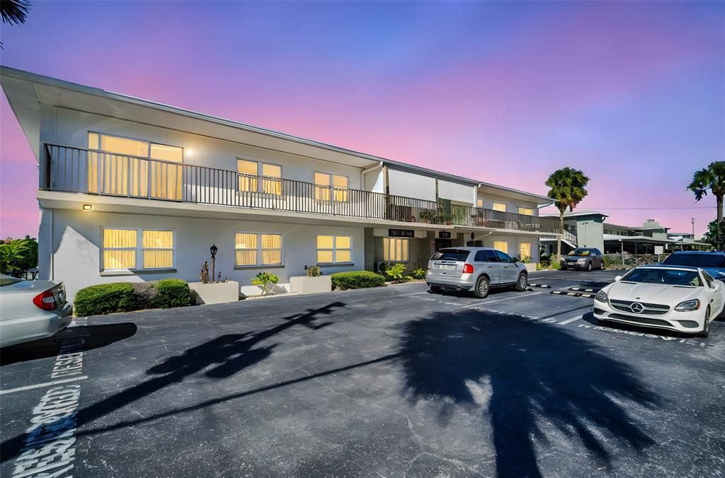 For Sale: $309,999 (2 beds, 2 baths, 1035 Square Feet)