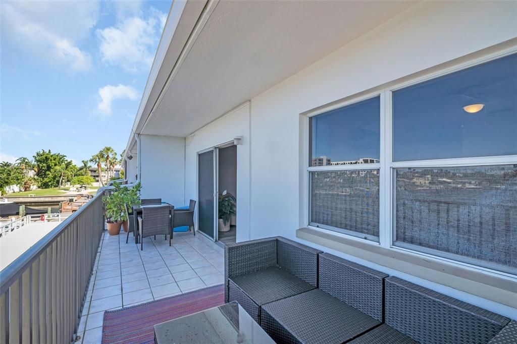 For Sale: $309,999 (2 beds, 2 baths, 1035 Square Feet)