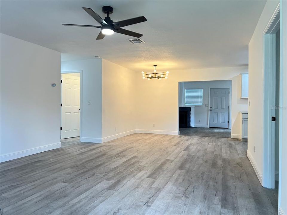 Под контрактом: $319,900 (3 спален, 2 ванн, 1107 Квадратных фут)