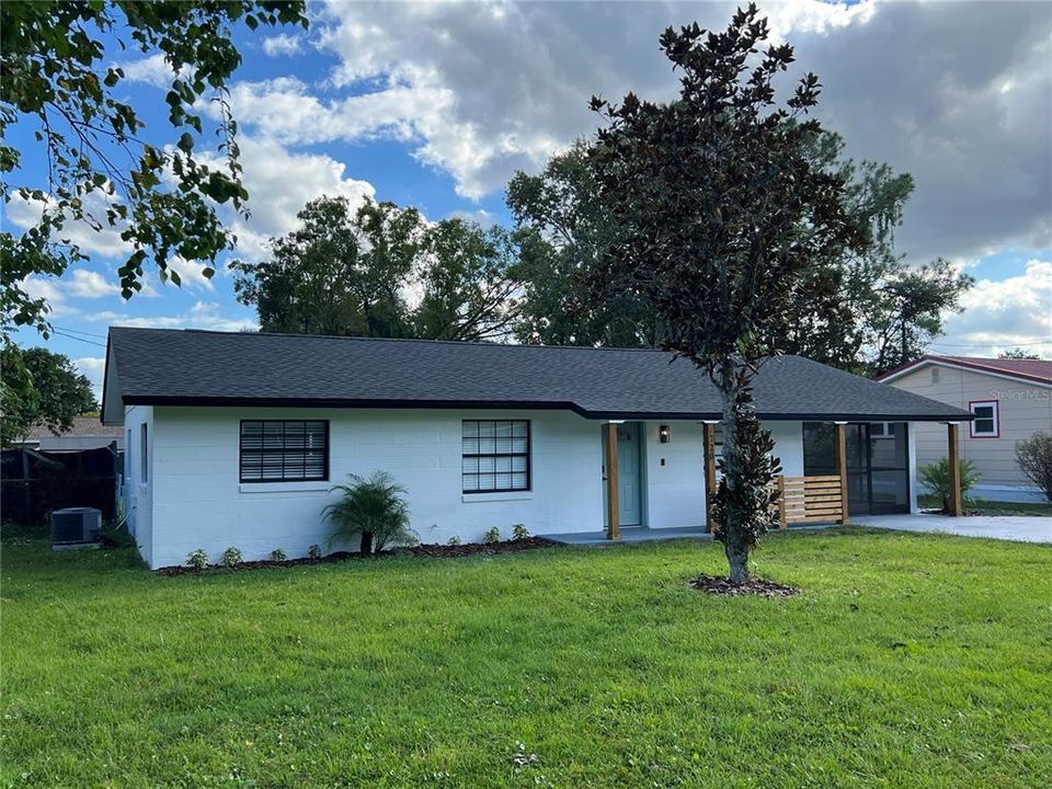 Под контрактом: $319,900 (3 спален, 2 ванн, 1107 Квадратных фут)