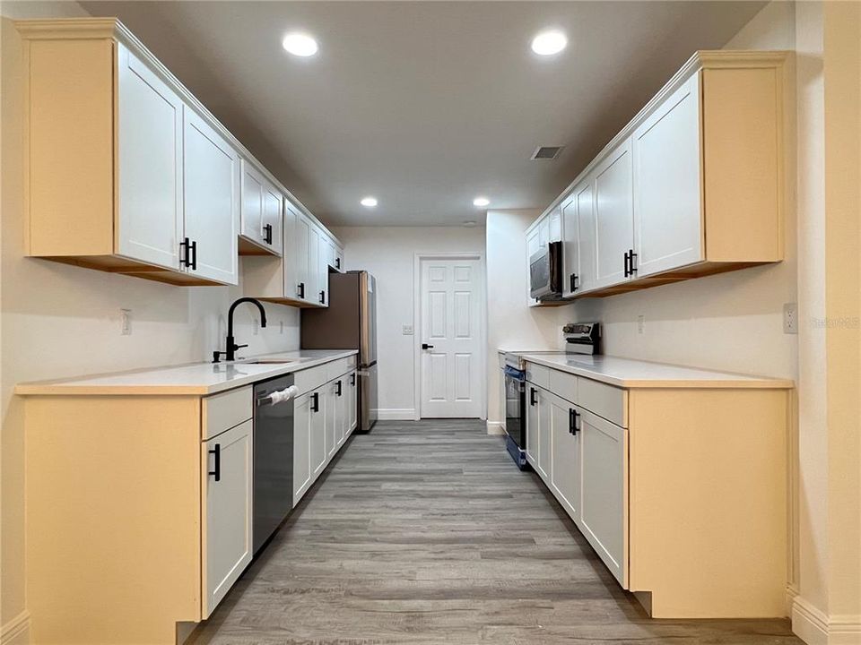 Под контрактом: $319,900 (3 спален, 2 ванн, 1107 Квадратных фут)