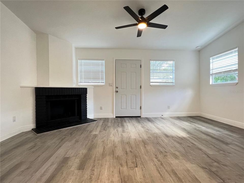 Под контрактом: $319,900 (3 спален, 2 ванн, 1107 Квадратных фут)