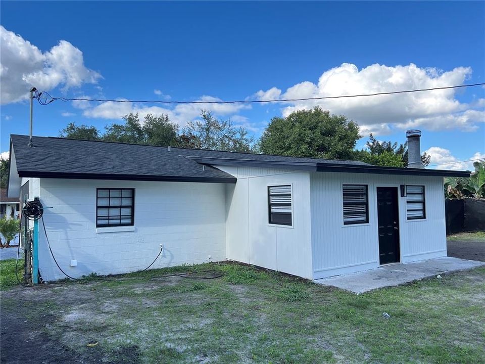 Под контрактом: $319,900 (3 спален, 2 ванн, 1107 Квадратных фут)