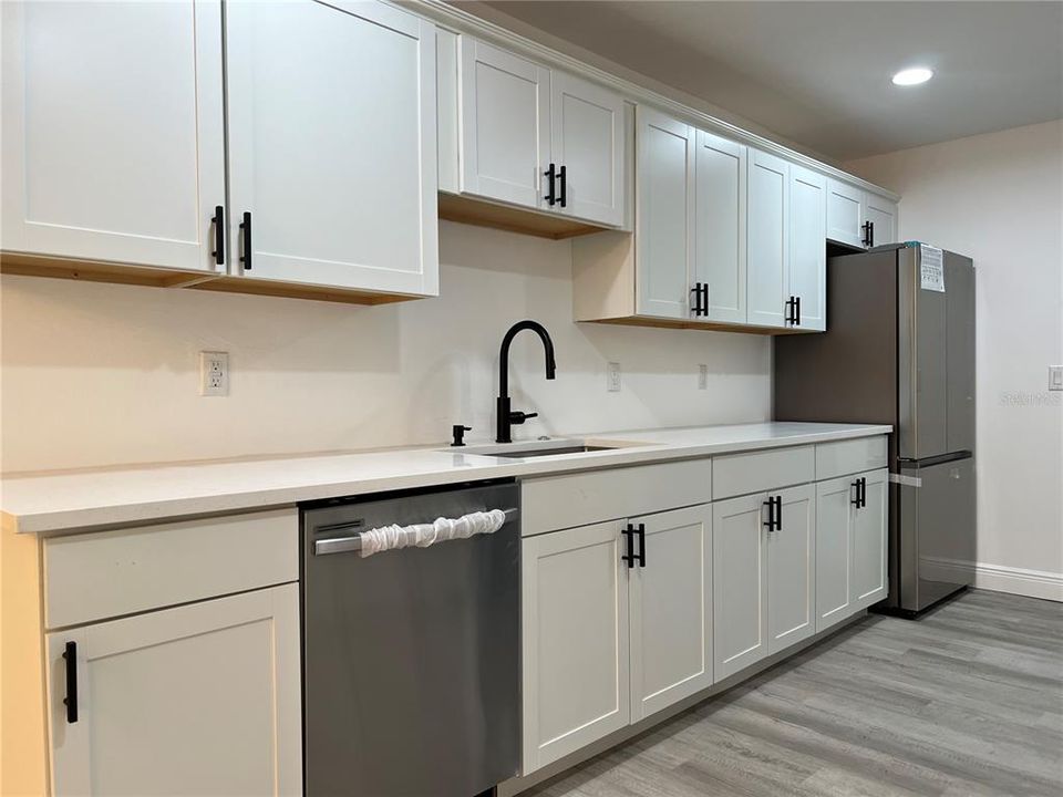 Под контрактом: $319,900 (3 спален, 2 ванн, 1107 Квадратных фут)