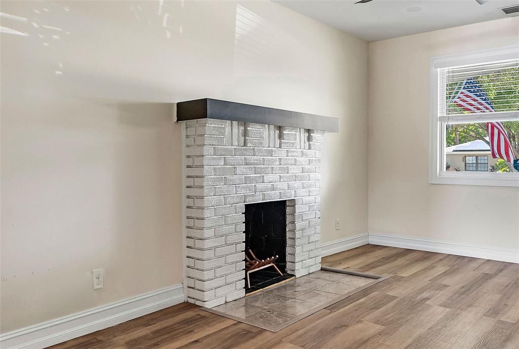 出租: $2,395 (2 贝兹, 1 浴室, 912 平方英尺)