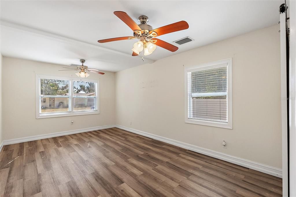 出租: $2,395 (2 贝兹, 1 浴室, 912 平方英尺)