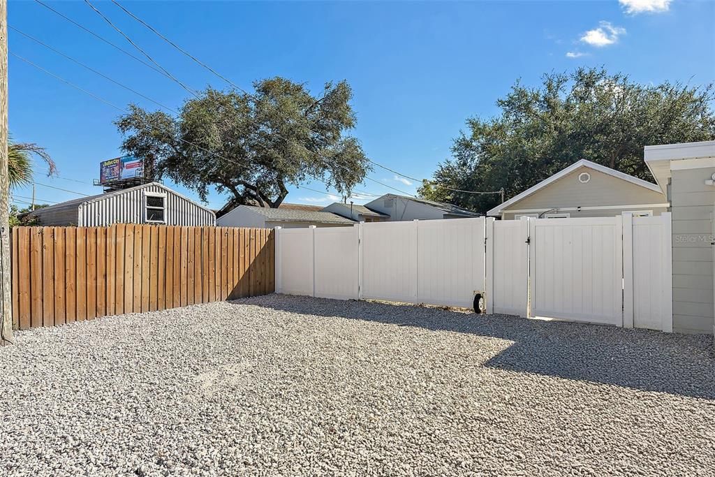 出租: $2,395 (2 贝兹, 1 浴室, 912 平方英尺)