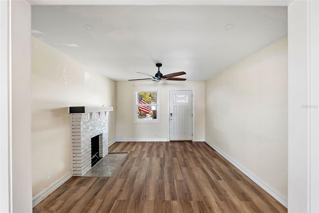 出租: $2,395 (2 贝兹, 1 浴室, 912 平方英尺)