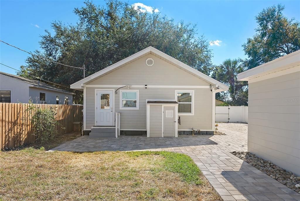 出租: $2,395 (2 贝兹, 1 浴室, 912 平方英尺)