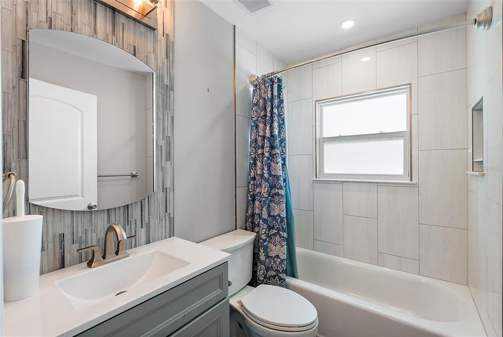 出租: $2,395 (2 贝兹, 1 浴室, 912 平方英尺)