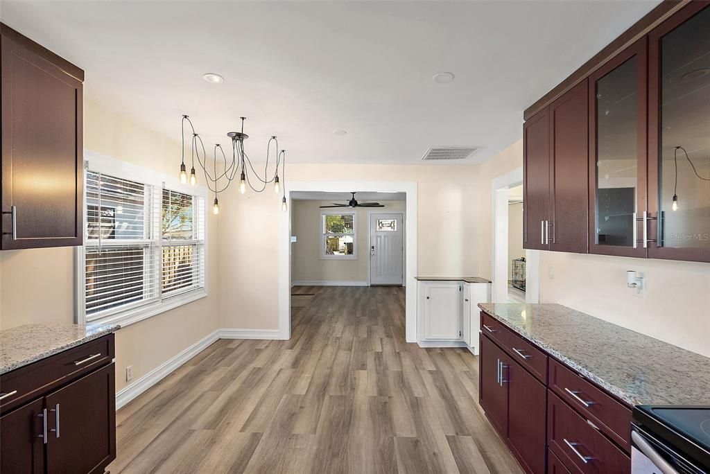 出租: $2,395 (2 贝兹, 1 浴室, 912 平方英尺)