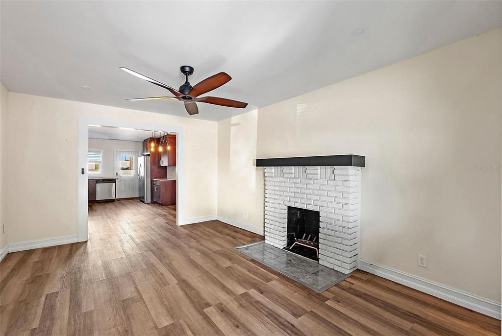 出租: $2,395 (2 贝兹, 1 浴室, 912 平方英尺)