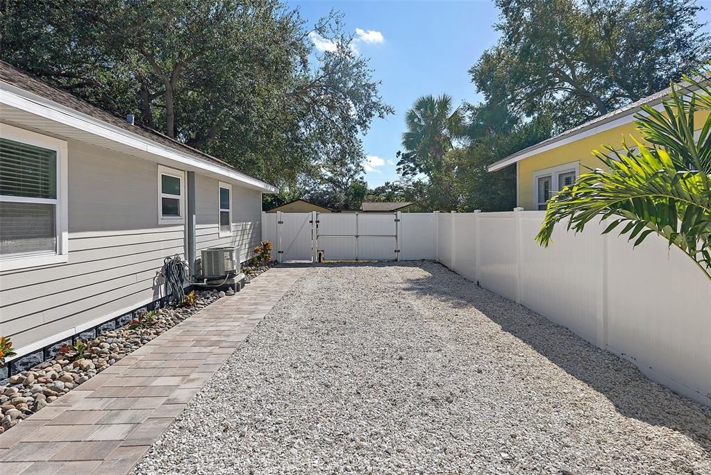 出租: $2,395 (2 贝兹, 1 浴室, 912 平方英尺)