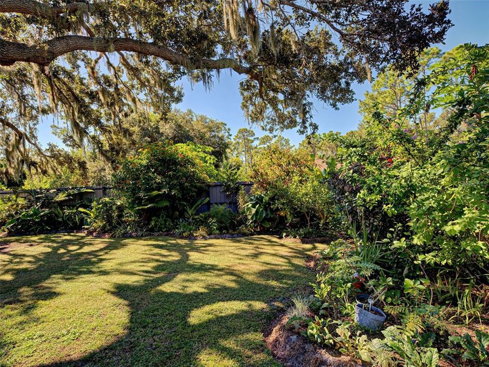 Active With Contract: $239,900 (2 beds, 2 baths, 937 Square Feet)