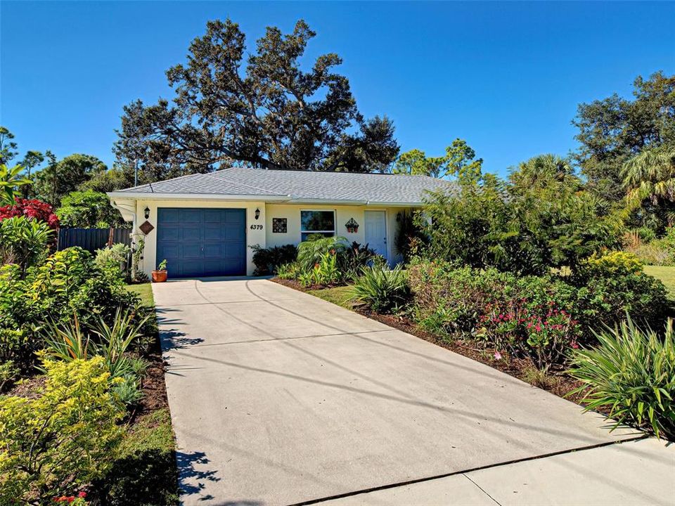 Active With Contract: $239,900 (2 beds, 2 baths, 937 Square Feet)