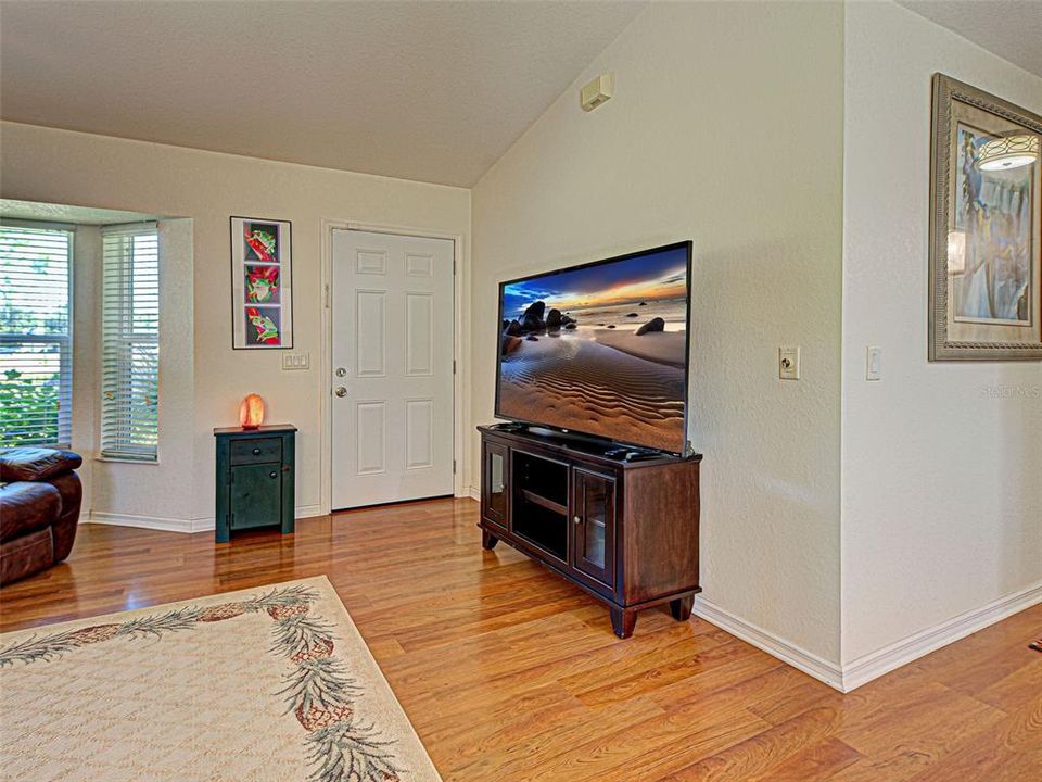 Active With Contract: $239,900 (2 beds, 2 baths, 937 Square Feet)