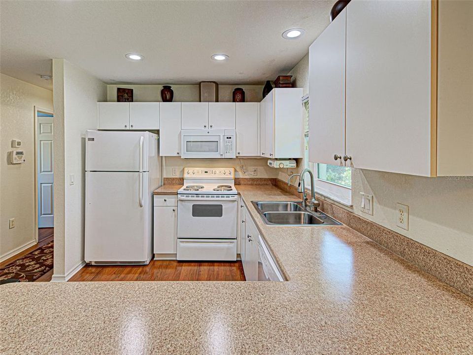 Active With Contract: $239,900 (2 beds, 2 baths, 937 Square Feet)