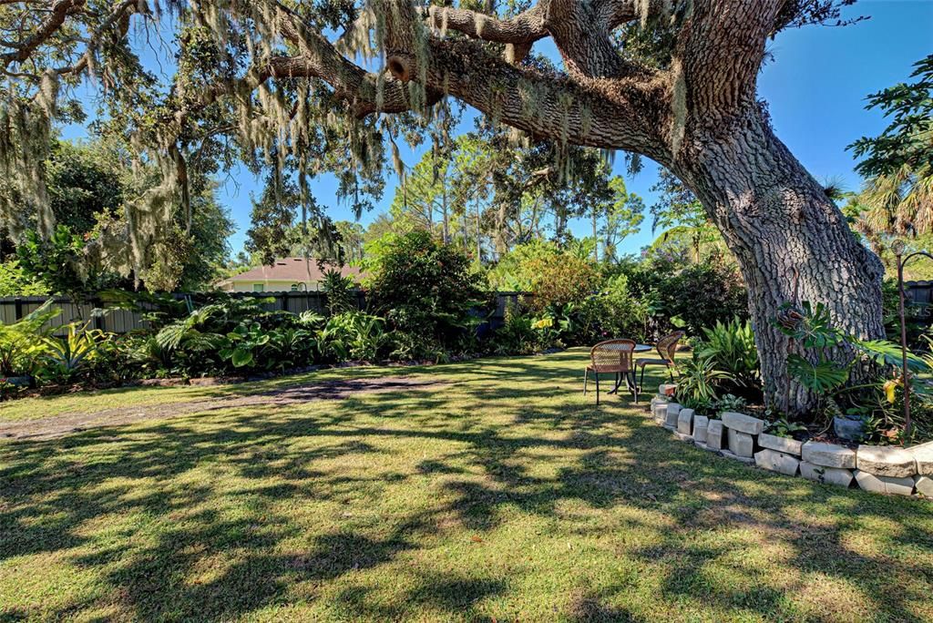 Active With Contract: $239,900 (2 beds, 2 baths, 937 Square Feet)