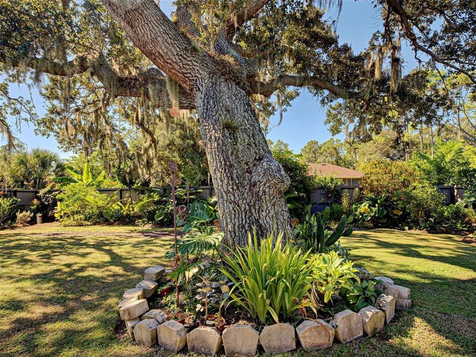 Active With Contract: $239,900 (2 beds, 2 baths, 937 Square Feet)