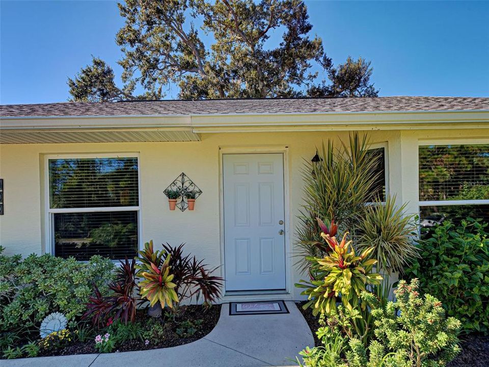 Active With Contract: $239,900 (2 beds, 2 baths, 937 Square Feet)