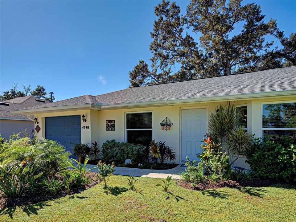 Active With Contract: $239,900 (2 beds, 2 baths, 937 Square Feet)