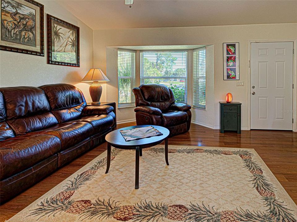 Active With Contract: $239,900 (2 beds, 2 baths, 937 Square Feet)