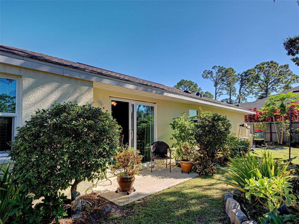 Active With Contract: $239,900 (2 beds, 2 baths, 937 Square Feet)