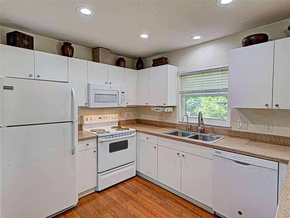 Active With Contract: $239,900 (2 beds, 2 baths, 937 Square Feet)