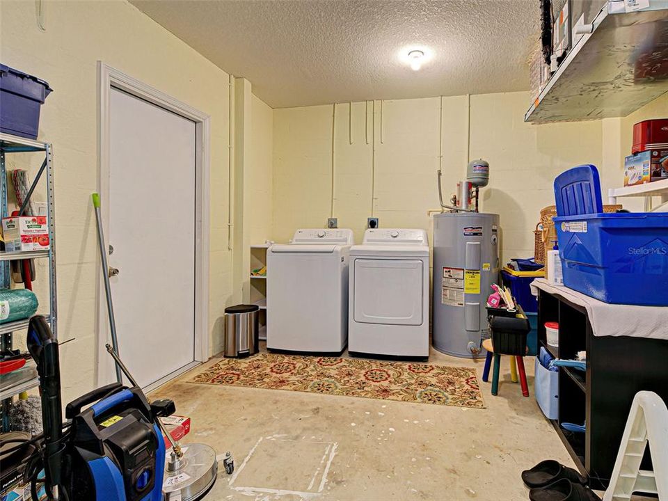 Active With Contract: $239,900 (2 beds, 2 baths, 937 Square Feet)