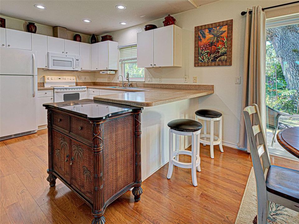 Active With Contract: $239,900 (2 beds, 2 baths, 937 Square Feet)