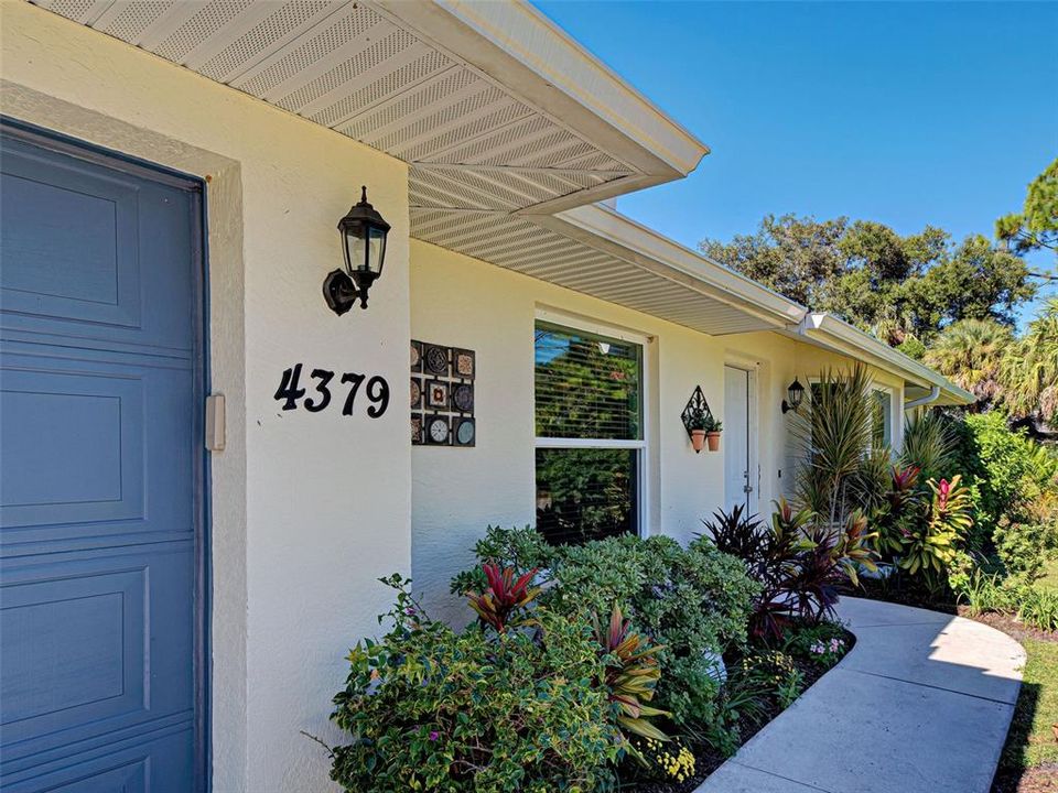 Active With Contract: $239,900 (2 beds, 2 baths, 937 Square Feet)