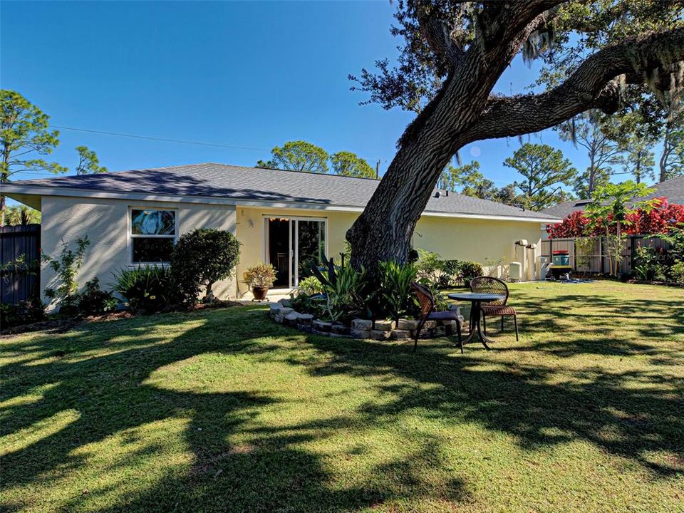 Active With Contract: $239,900 (2 beds, 2 baths, 937 Square Feet)