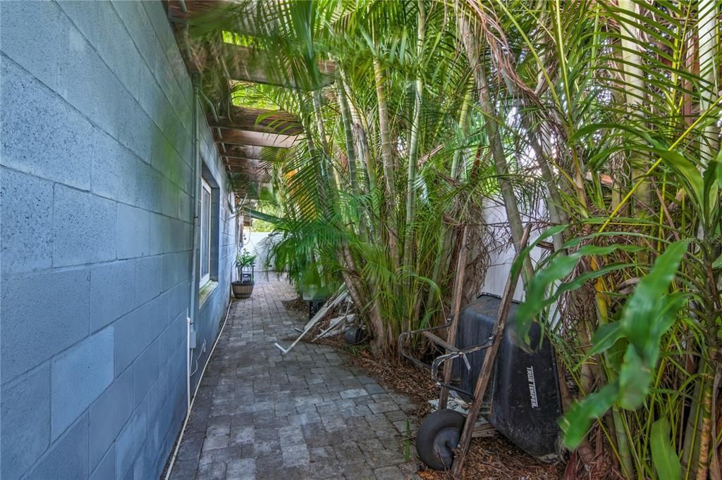 For Sale: $476,900 (5 beds, 3 baths, 2018 Square Feet)