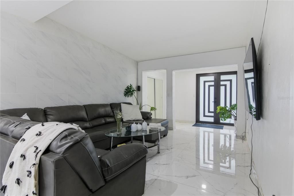 For Sale: $476,900 (5 beds, 3 baths, 2018 Square Feet)