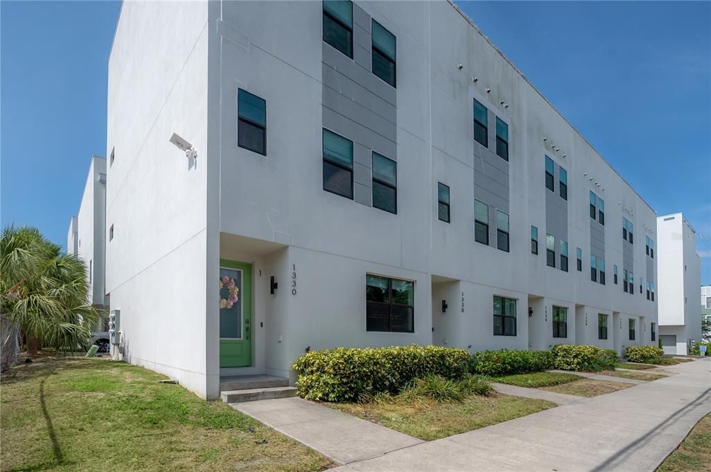 For Sale: $650,000 (3 beds, 3 baths, 2097 Square Feet)