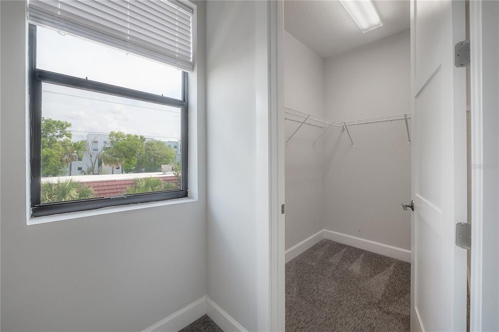 For Sale: $650,000 (3 beds, 3 baths, 2097 Square Feet)