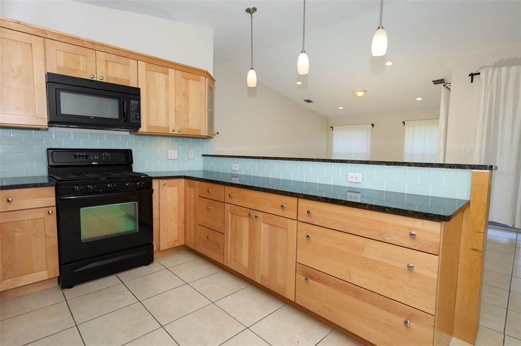 Activo con contrato: $398,000 (3 camas, 2 baños, 1423 Pies cuadrados)