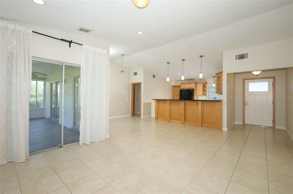 Activo con contrato: $398,000 (3 camas, 2 baños, 1423 Pies cuadrados)